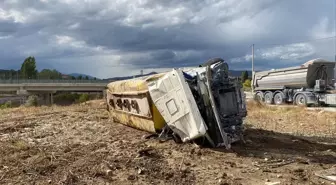 Bozüyük'te Su Tankeri Devrildi: Sürücü Yaralandı