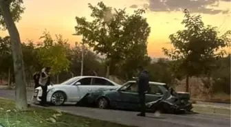 Elazığ'da Otomobil Çarpışması: 2 Yaralı