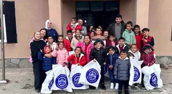 Ağrılılar Derneği, İhtiyaç Sahibi Öğrencilere Kışlık Mont ve Bot Dağıttı