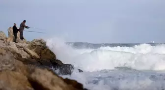 Kıyıköy'de Kuvvetli Rüzgar Balıkçılığı Etkiliyor