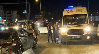 Düzce'de Kırmızı Işıkta Durduğu İçin Kamyon Çarpan Otomobilde 2 Yaralı