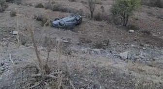 Mardin'de Otomobil Şarampole Devrildi, İki Yaralı