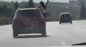 Adana'da Otoyolda Tehlikeli Yolculuk: Kadın Kapıya Oturdu