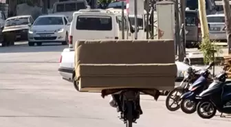 Motosiklet Üzerinde Koltuk Takımıyla İlginç Yolculuk