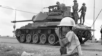 Vietnam Savaşı'nı fotoğraflayan 12 yaşındaki çocuğun inanılmaz hikayesi