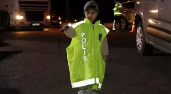 Ağrı'da Küçük Çocuğun Polis Taklidi Gülümsetti