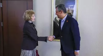Özgür Özel, Ayşe Kulin'i CHP'ye Üye Olarak Kabul Etti