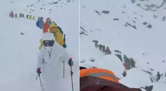 Everest Dağı'nda bin kişi mahsur kaldı, ekipler donmuş cesetler arasında ilerledi