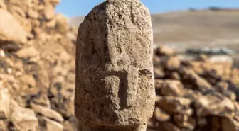 Karahantepe'de Neolitik Döneme Ait İnsan Yüzü Betimli Dikilitaş Bulundu