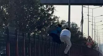 Diyarbakır'da Öğrenciler Üst Geçit Yerine Refüjü Kullanarak Tehlikeye Atılıyor
