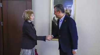 CHP Genel Başkanı Özgür Özel, Ayşe Kulin'e Üyelik Rozeti Taktı