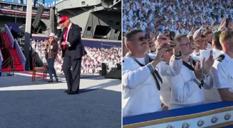 Trump dans figürleriyle binlerce askeri coşturdu