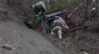 Dörtyol'da İş Makinesi Uçuruma Yuvarlandı: Bir Kişi Hayatını Kaybetti