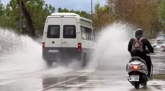Kaş'ta Sağanak Yağış Hayatı Olumsuz Etkiledi