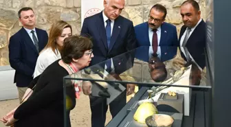 Bakan Ersoy, Türkiye'ye iade edilen 7 tarihi eseri tanıttı