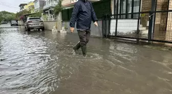 Edremit'te Sağanak Yağış Cadde ve Sokakları Göle Döndürdü