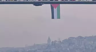 İstanbul Boğazı'ndaki köprülere Filistin'e destek için bayrak asıldı