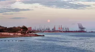 İstanbul'da Dolunay, Ambarlı Limanı'nda Kartpostallık Manzara Oluşturdu