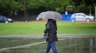 Dikili'de Sağanak Yağış Hayatı Olumsuz Etkiledi