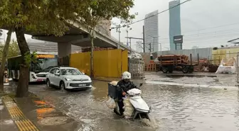 İzmir'de Sağanak Yağışlar Hayatı Olumsuz Etkiliyor