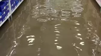 İzmir'de sağanak yağış hayatı olumsuz etkiledi