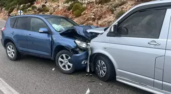 Antalya'da İki Araç Çarpıştı: İki Yaralı