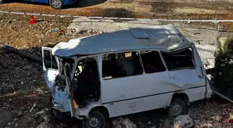 Mersin'de Tarım İşçilerini Taşıyan Minibüs Kaza Yaptı: 4 Ölü, 14 Yaralı