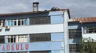 Adana'da şiddetli rüzgar okulun çatısının bir kısmını uçurdu