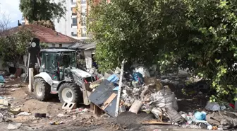 Antalya'da 8 Müstakil Evden Tonlarca Çöp Çıkartıldı