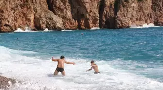 Antalya'da Bulutlu Hava ve Dalgalı Denizde Yüzme Keyfi