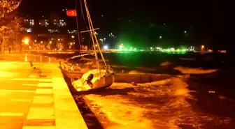 Erdek'te Fırtına Sebebiyle Tekneler Kıyıya Vurdu