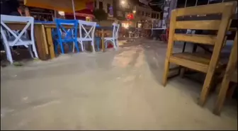 Çeşme'de Sağanak Yağış Sel Yol Açtı