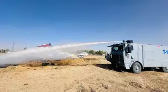 Malazgirt'te Saman Yığını Yangını TOMA ile Söndürüldü