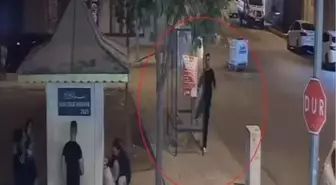 Elazığ'da Otobüs Durağının Camı Tekmeyle Kırıldı
