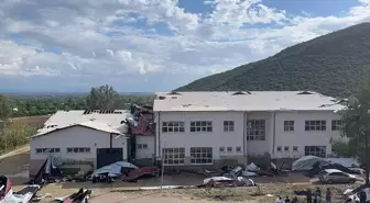 Kozan'da Fırtına Okul Çatısını Uçurdu, Araçlara Zarar Verdi