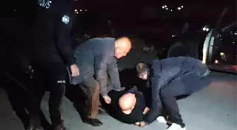Alkollü Sürücü ve Yanındaki Kadın, Polisle Tartıştı: İkisi Tutuklandı