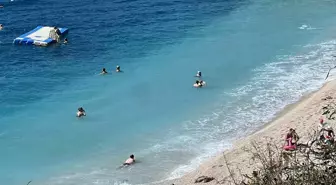 Kaş'ta Güneşli Hava, Turistleri Sahillere Çekti
