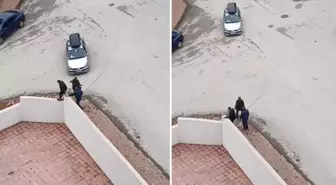 Otomobili, husumetli olduğu ailenin üzerine sürdü