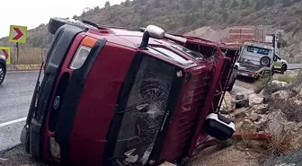Karabük'te Kamyonetin Su Kanalına Devrilmesi: 5 Yaralı