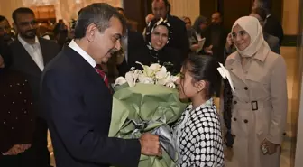 Bakan Tekin, Filistinli Öğrencilerin Resim Sergisini Ziyaret Etti