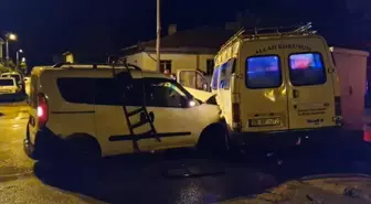 Çorum'da Minibüs ile Hafif Ticari Araç Çarpıştı: 1 Yaralı