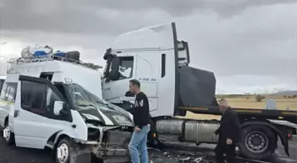 Nevşehir'de Tarım İşçilerini Taşıyan Minibüs ile Tır Çarpıştı, 9 Yaralı