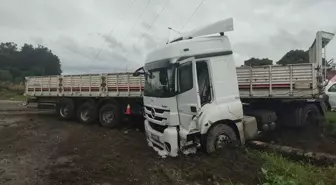 Samsun'da Tır Yol Kenarındaki Elektrik Direğine Çarptı
