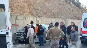 Uludere'de Minibüs ile Hafif Ticari Araç Çarpıştı: 11 Yaralı