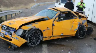 Sivas'ta İki Otomobil Çarpıştı: İki Sürücü Ağır Yaralandı