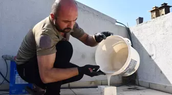 Şube başkanlığını yaptığı dernek yararına evinde dekoratif objeler üretiyor