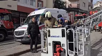 Ümraniye'de 3 Katlı Binada Yangın: 4 Kişi Kurtarıldı