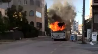 Adana'da Park Halindeki Otobüste Yangın Çıktı