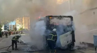 Adana'da Park Halindeki Otobüste Yangın Çıktı