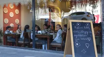 Kız Çocukları Günü'nde Restoranındaki Etkinlikte Kız Çocuklarına Özel İkram